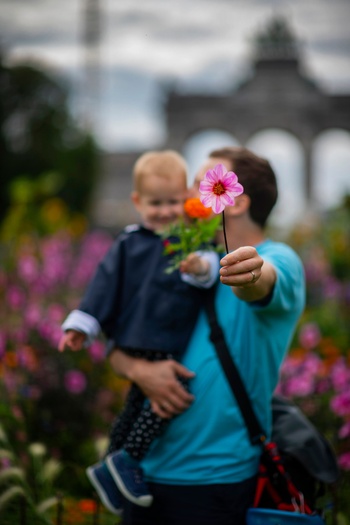 Plaatstekort in het Brussels onderwijs: baby Thomas en zijn ouders